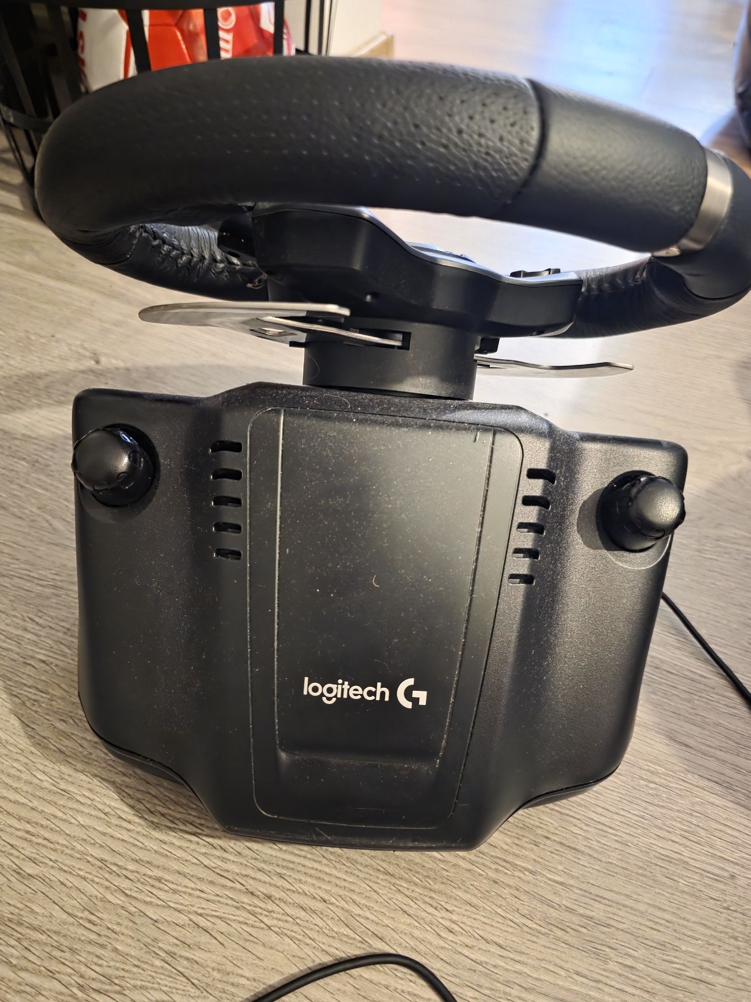 Kierownica Logitech  z pedałami do Xbox