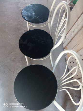 Três cadeiras em ferro com tampo em madeira.
