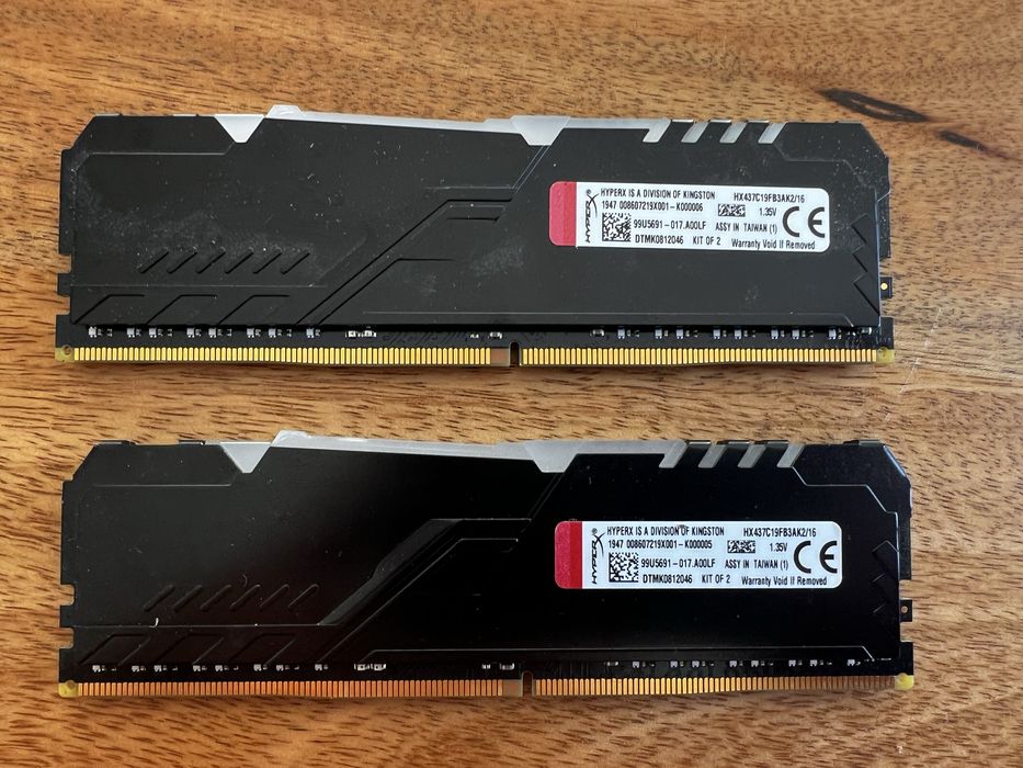 Memória RAM DDR4 – 2 kits (2x8GB cada)