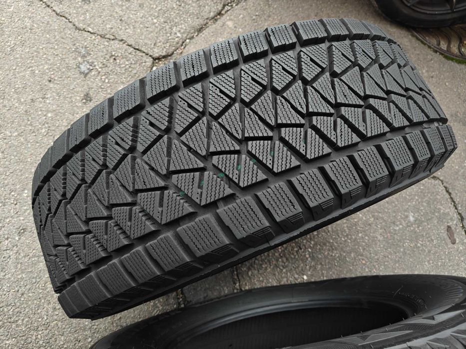 2шт R17 265 65 шини зимові Bridgestone Blizzak DM-V2 як нові 10+мм