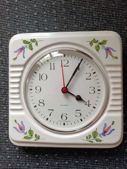 Porcelanowy zegar ścienny z czasów PRL