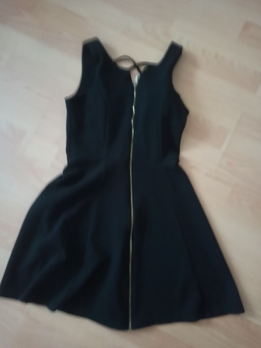 Czarna sukienka zasuwana