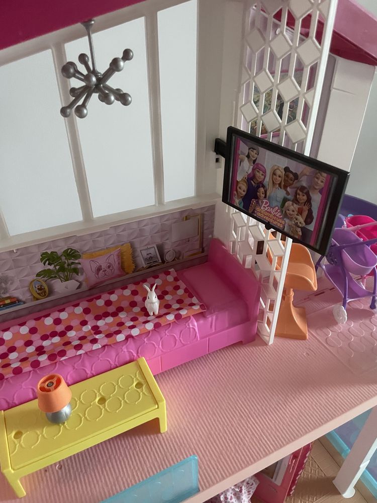 Duży dom dla Barbie z windą i basenem
