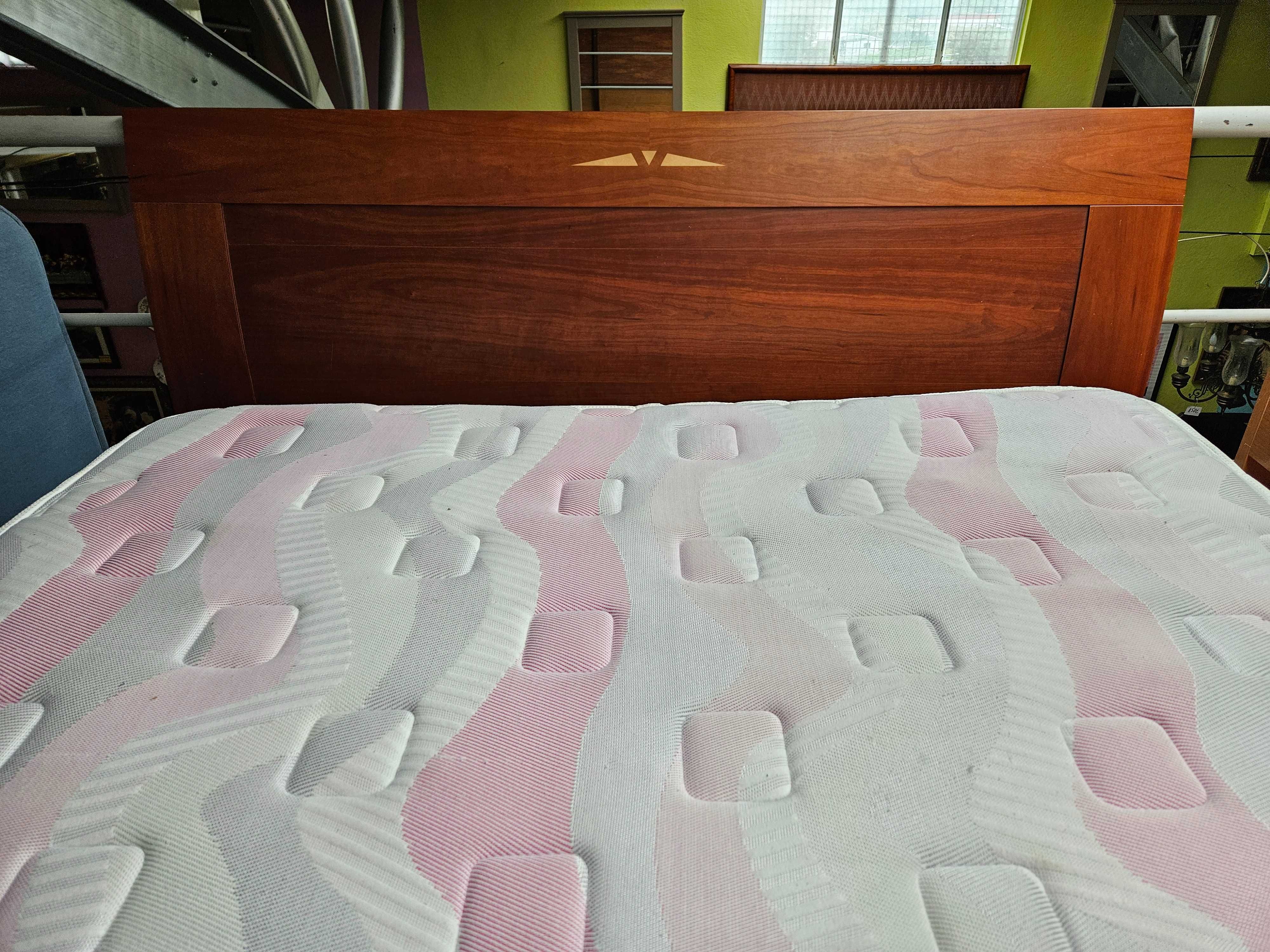 Cama com arrumação, estrado e colchão - Bom