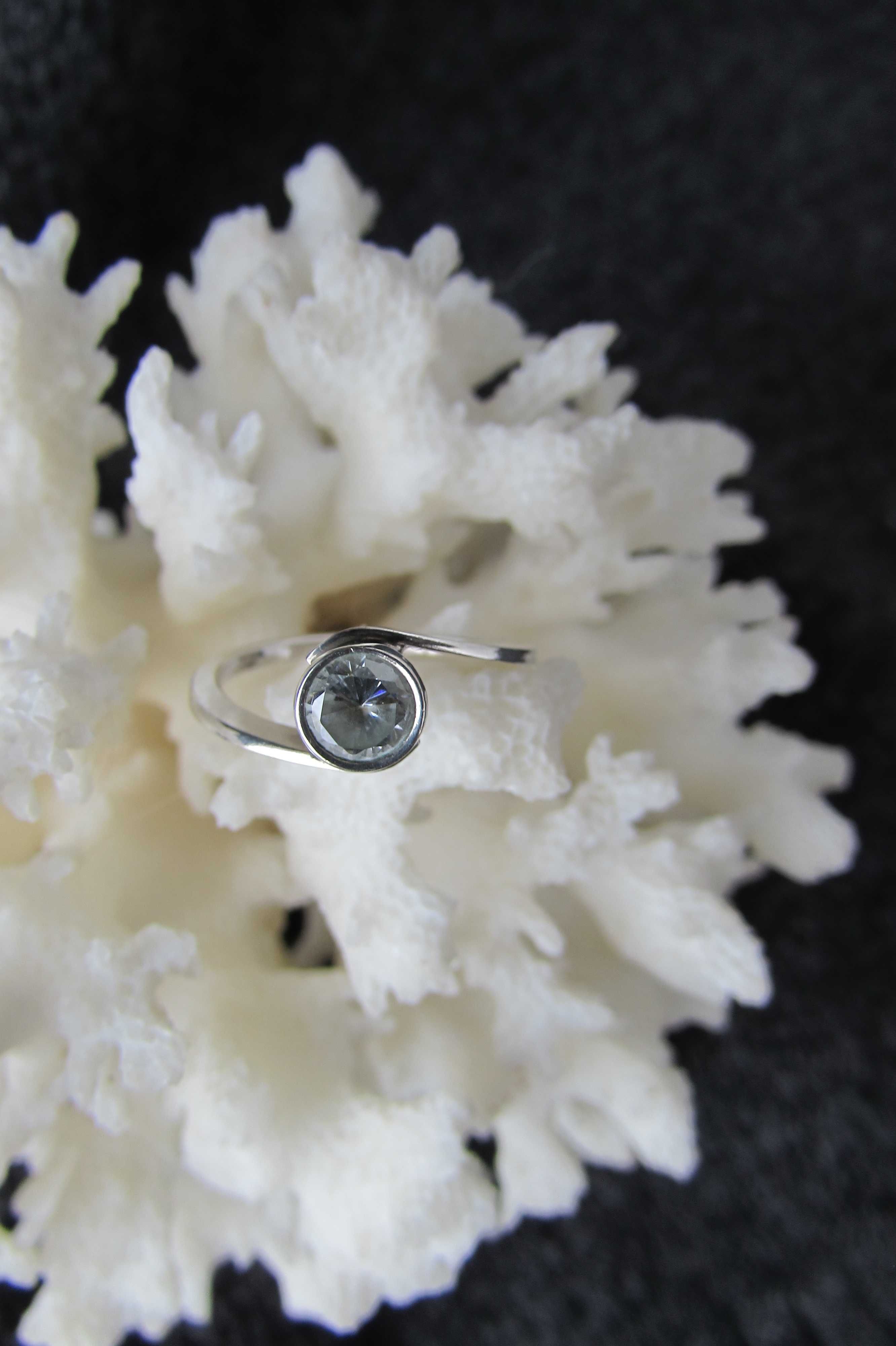 Nowy delikatny srebrny pierścionek z cyrkonią