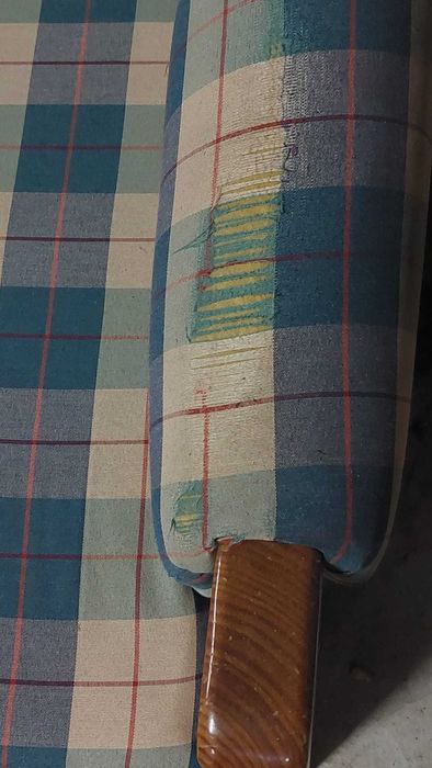 Conjunto de sofás em madeira e almofadas de tecido