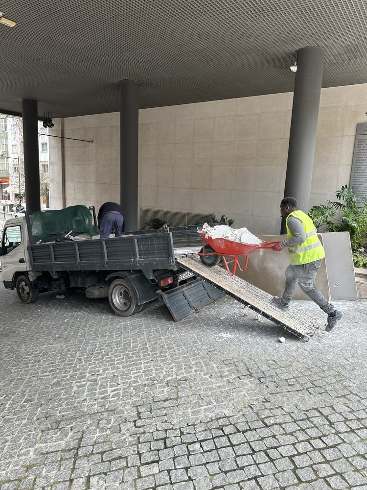 Recolha de entulho com carrinha