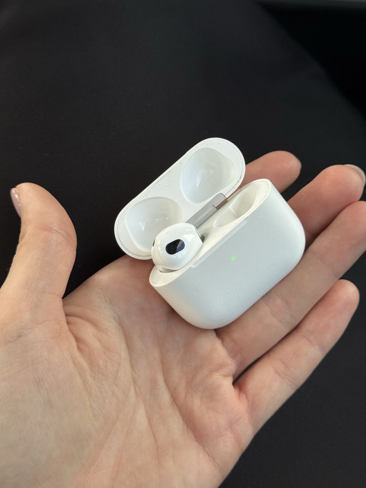 Кейс airpods 3 та лівий навушник вживані, працює