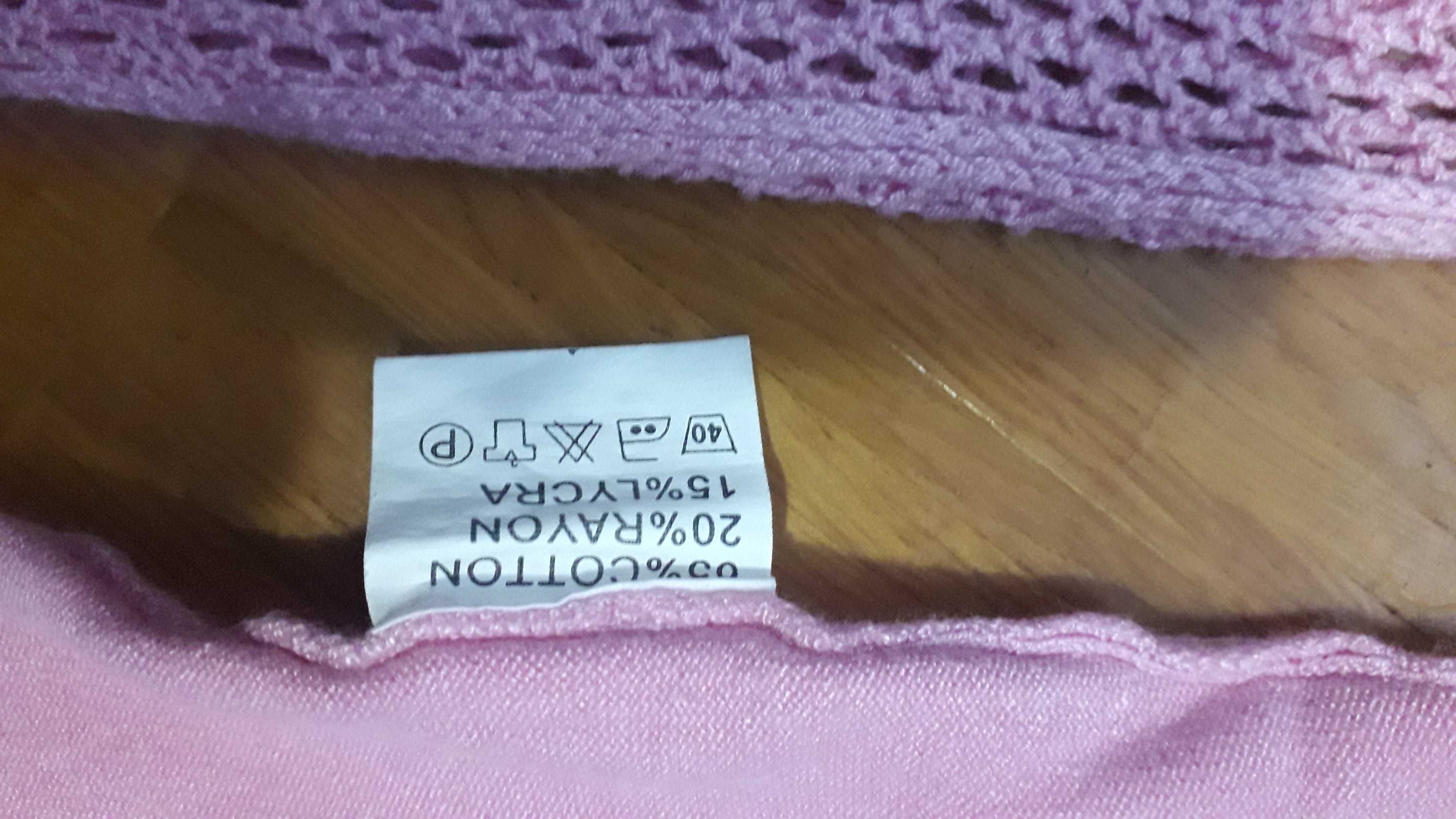 Różowy sweter z ażurowymi rękawami