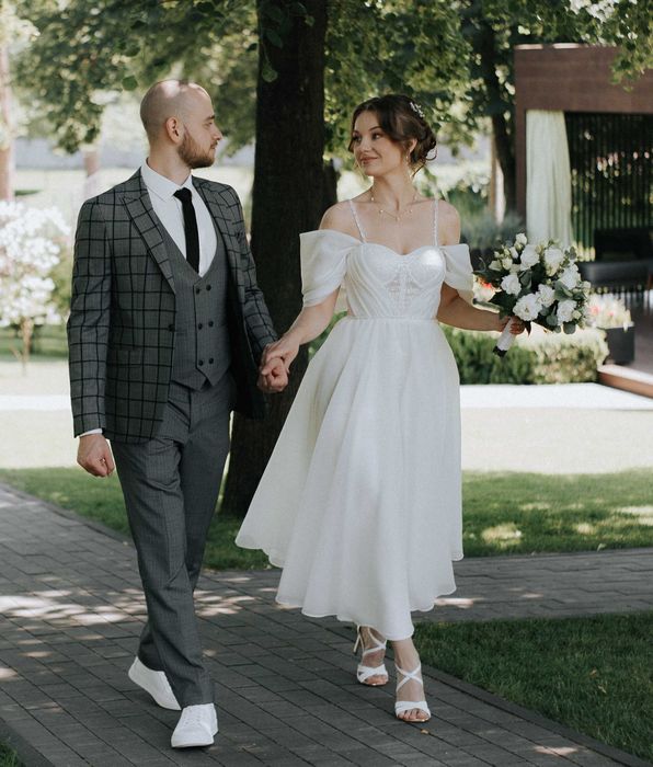 Весільна сукня міді