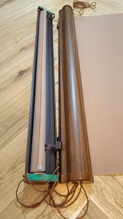 Roleta okienna z kasetą brązowa bezinwazyjny montaż lewa strona 76 cm