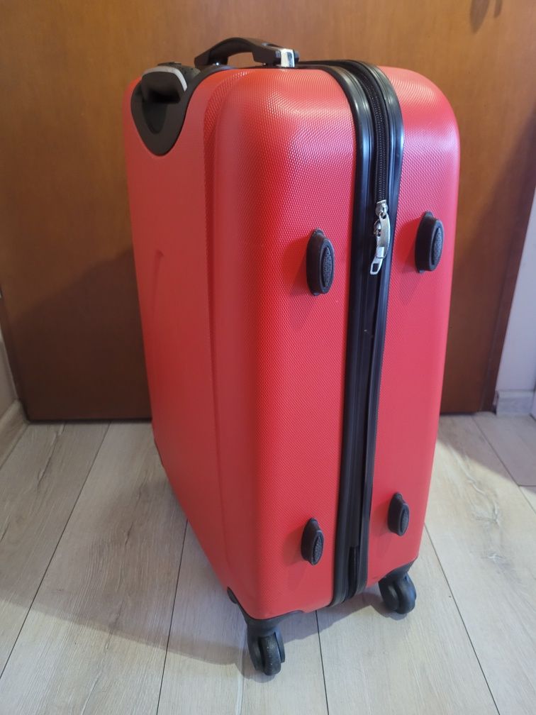 Walizka czerwona na kolkach