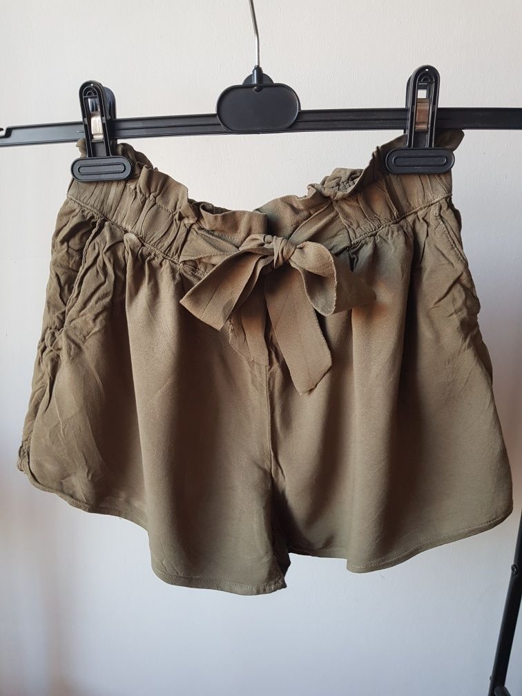 Spodenki khaki z kokardką XS