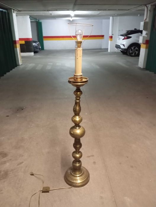 Candeeiro de pé alto em latão