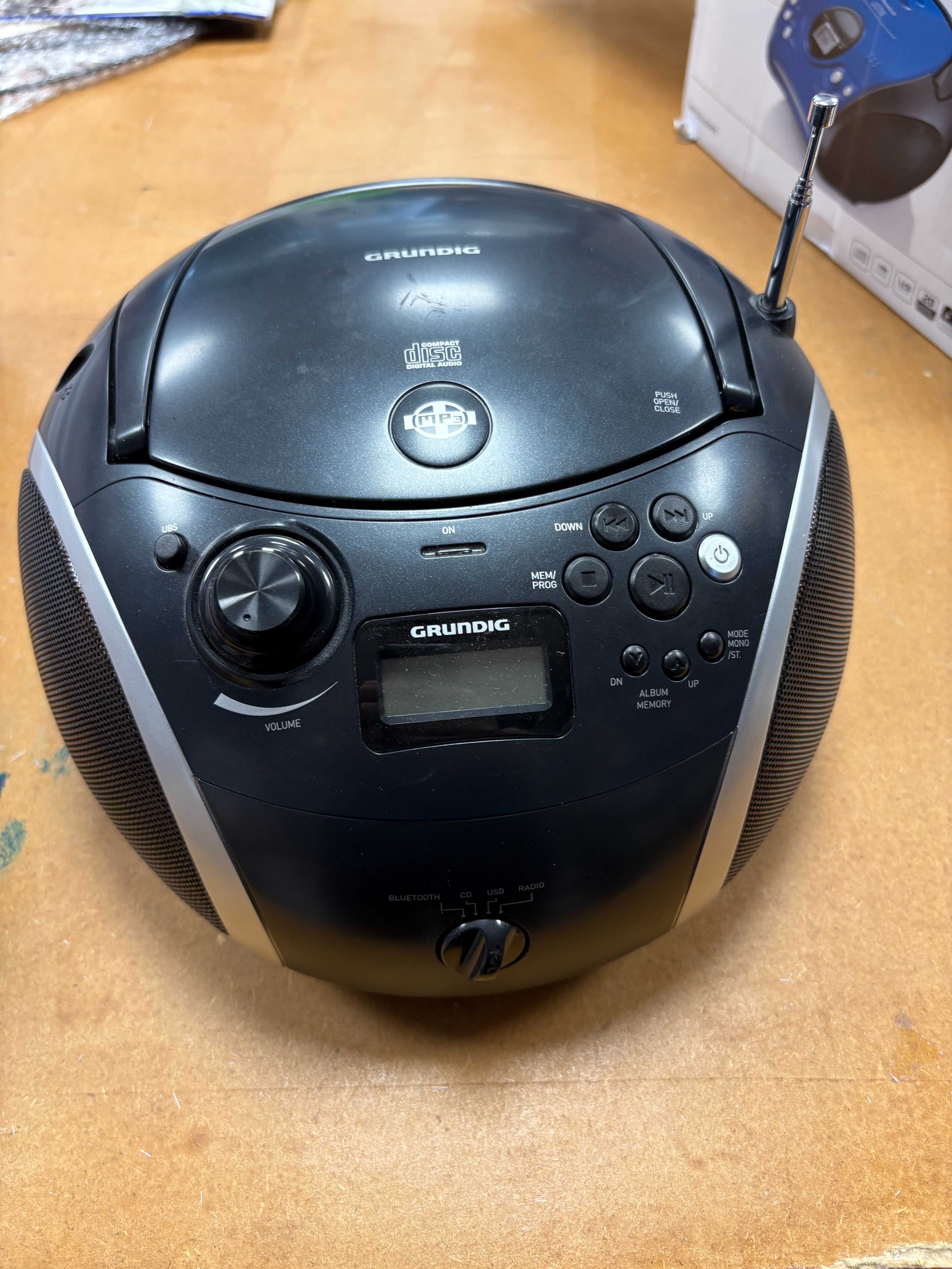 Grundig GPR1090 Grundig GRB 3000 BT schwarz/silber