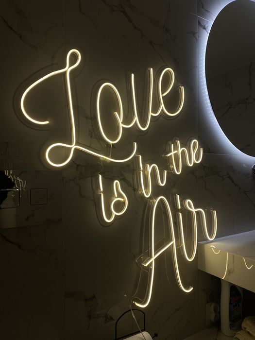 Neon na wesele, napis Love is in the Air, oświetlenie led, ledon