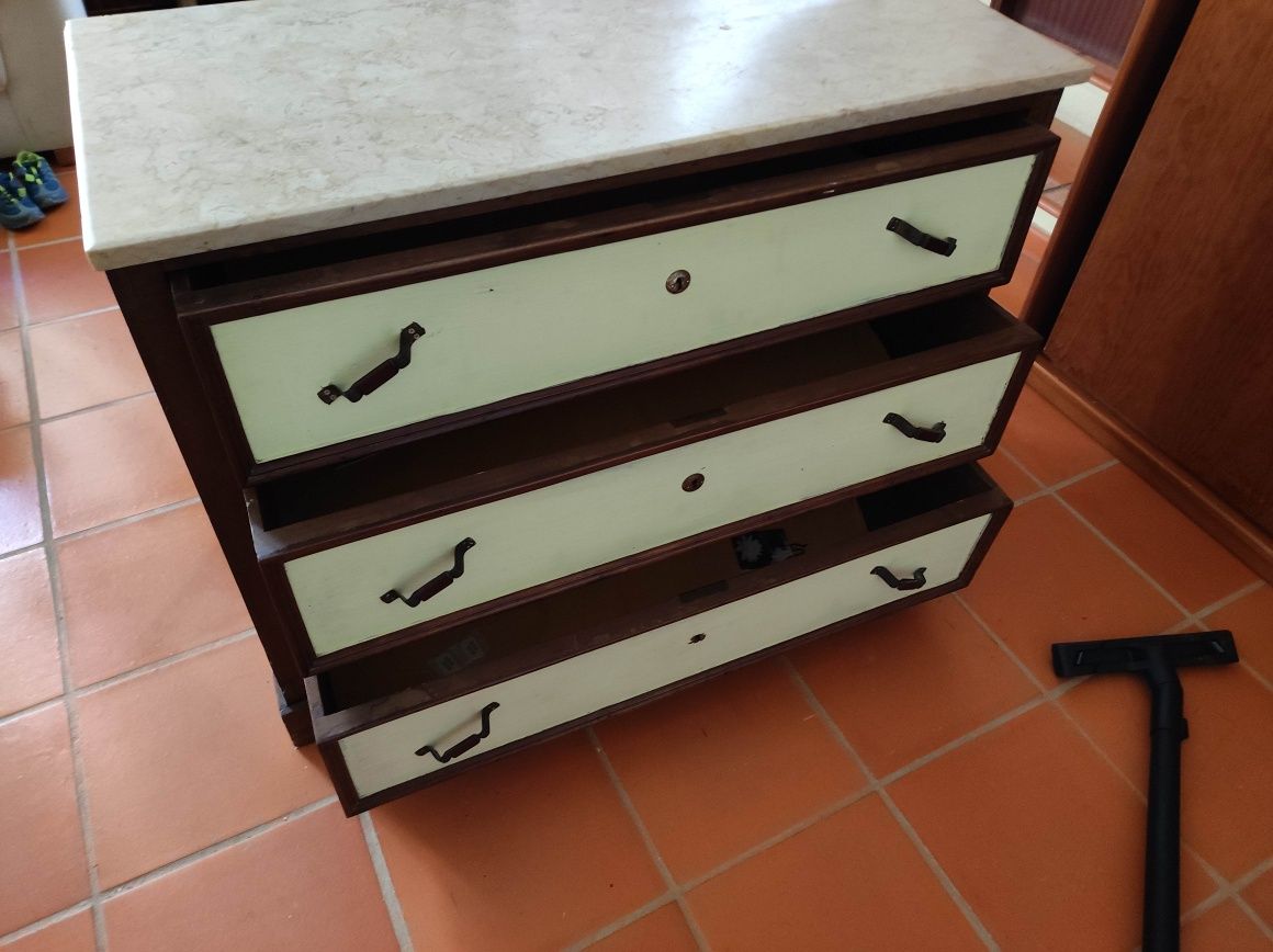 Cómoda vintage com tampo em pedra