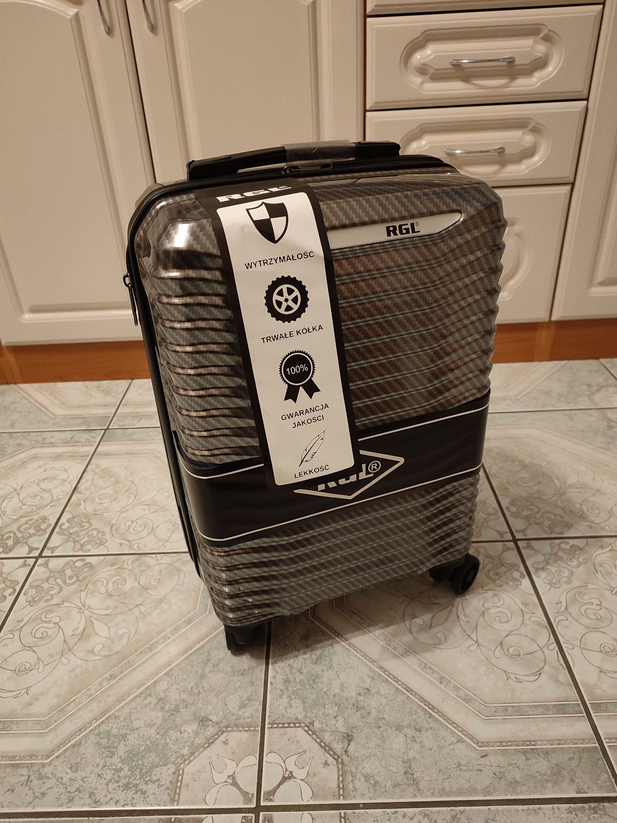 Nowa srebrna twarda walizka kabinowa