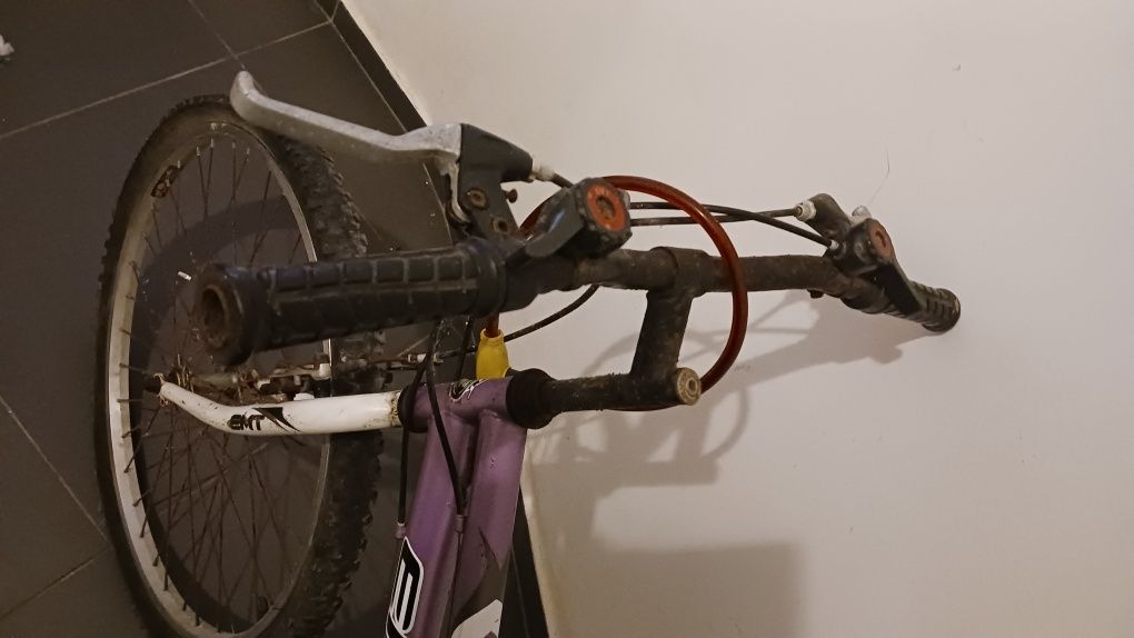 Bicicleta roxa e branca como nova