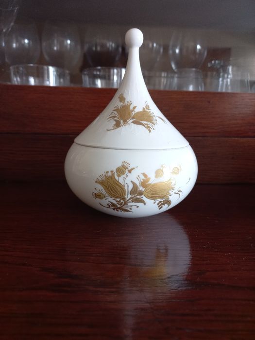 Bombonierka z porcelany.