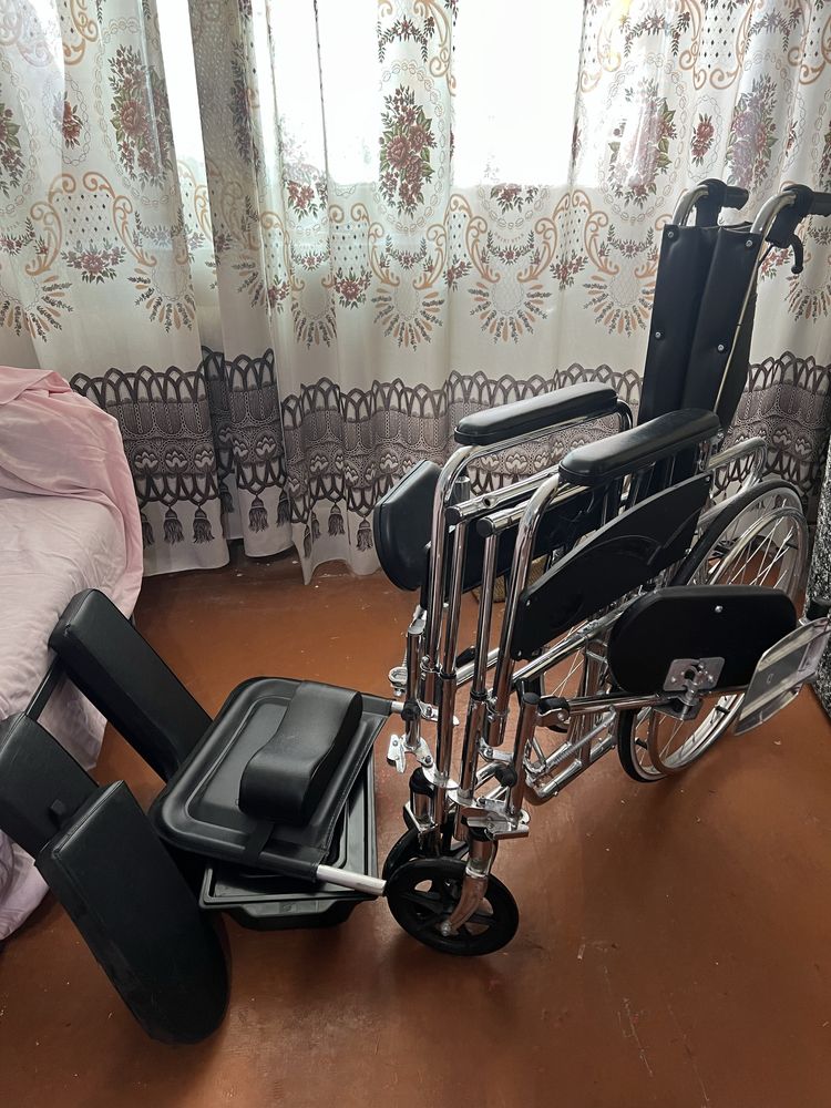 Інвалідний візок з санітарним оснащенням
