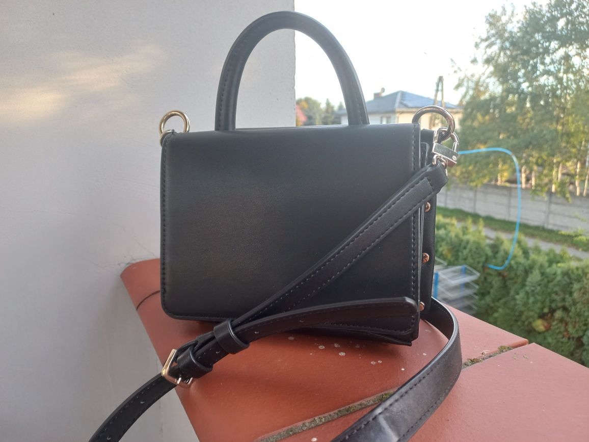 Torebka, torba Guess, listonoszka, kuferek, czarna