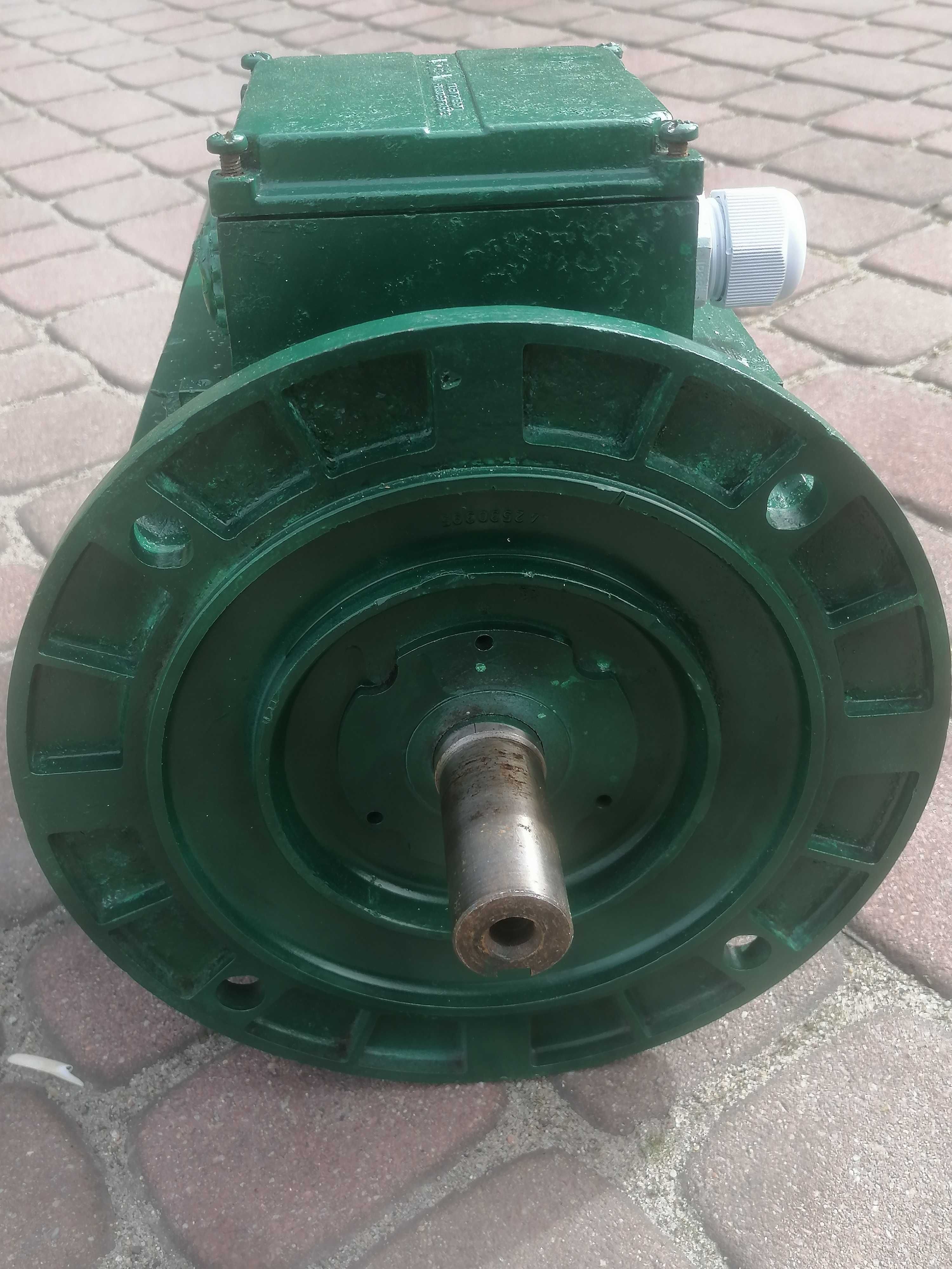 Silnik  kołnierzowy 2.2Kv 930 obrotów stan bardzo dobry mało używany