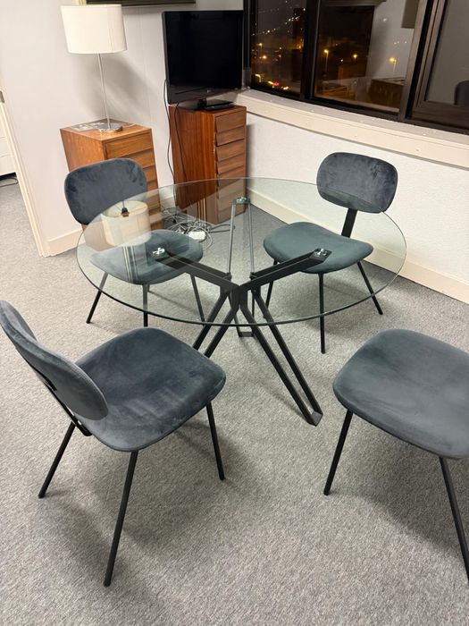 Mesa em vidro da AREA + 4 cadeiras