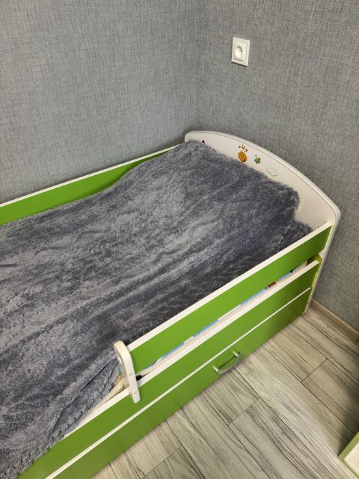 Дитяче ліжко з ортопедичним матрацом і наматрацником на ламелях