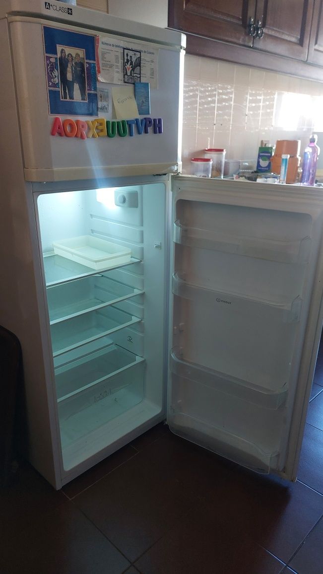 Recheio de casa, com mobília e maquinas