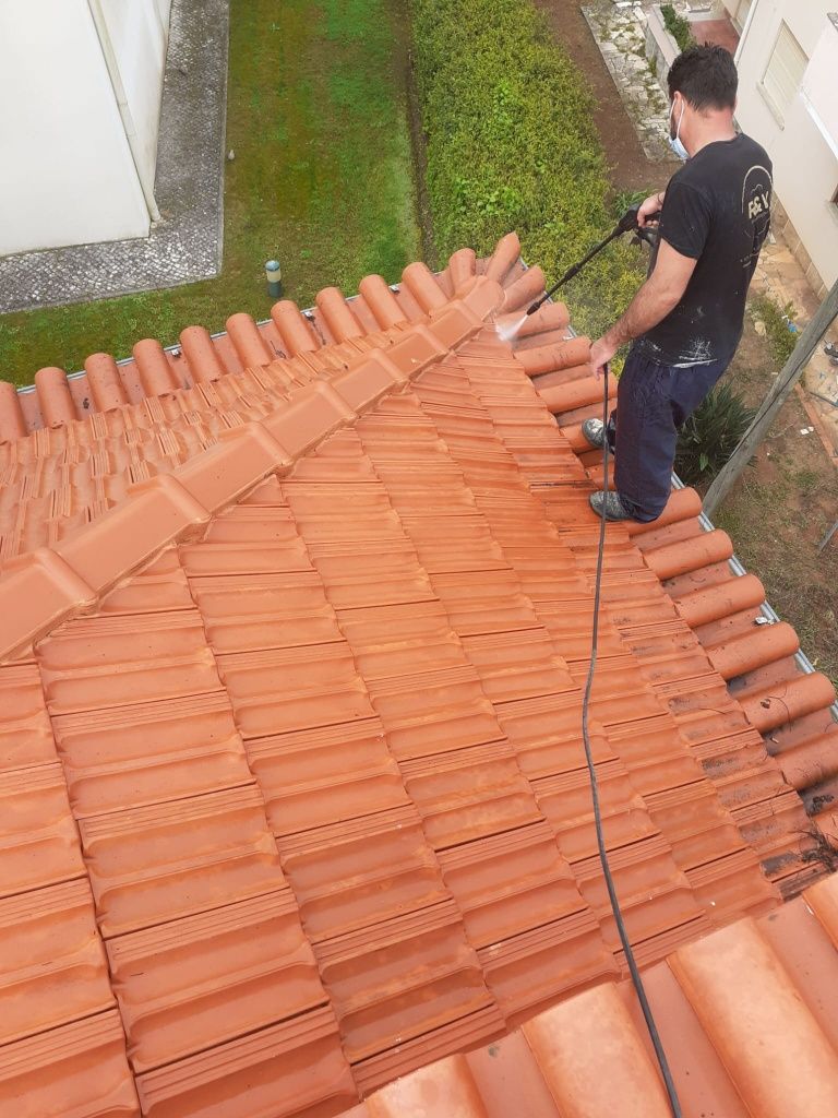 Pintura exterior, lavagem com maquina de pressão, limpeza de telhados.