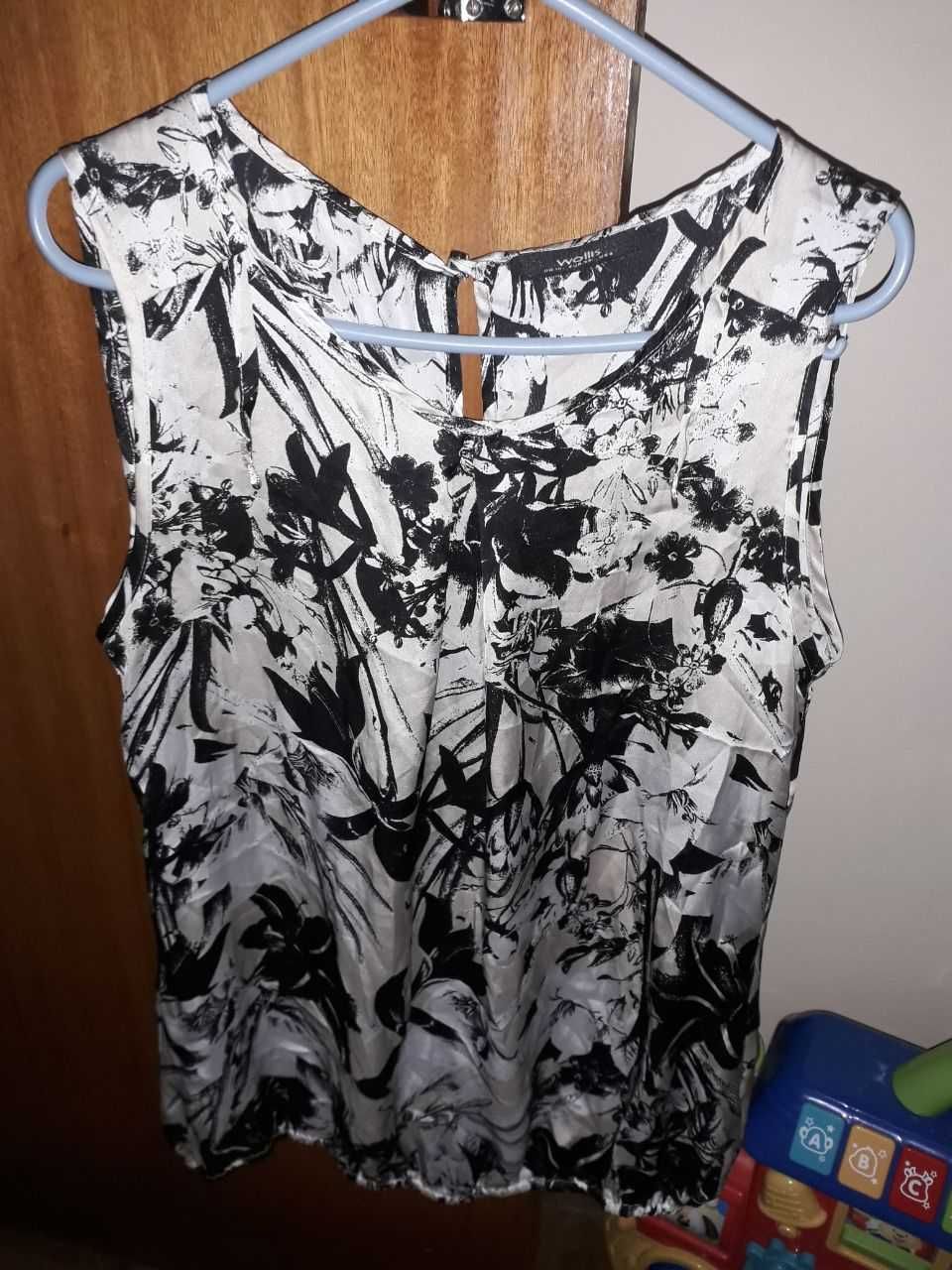 Blusa formal branca com padrao floral de senhora