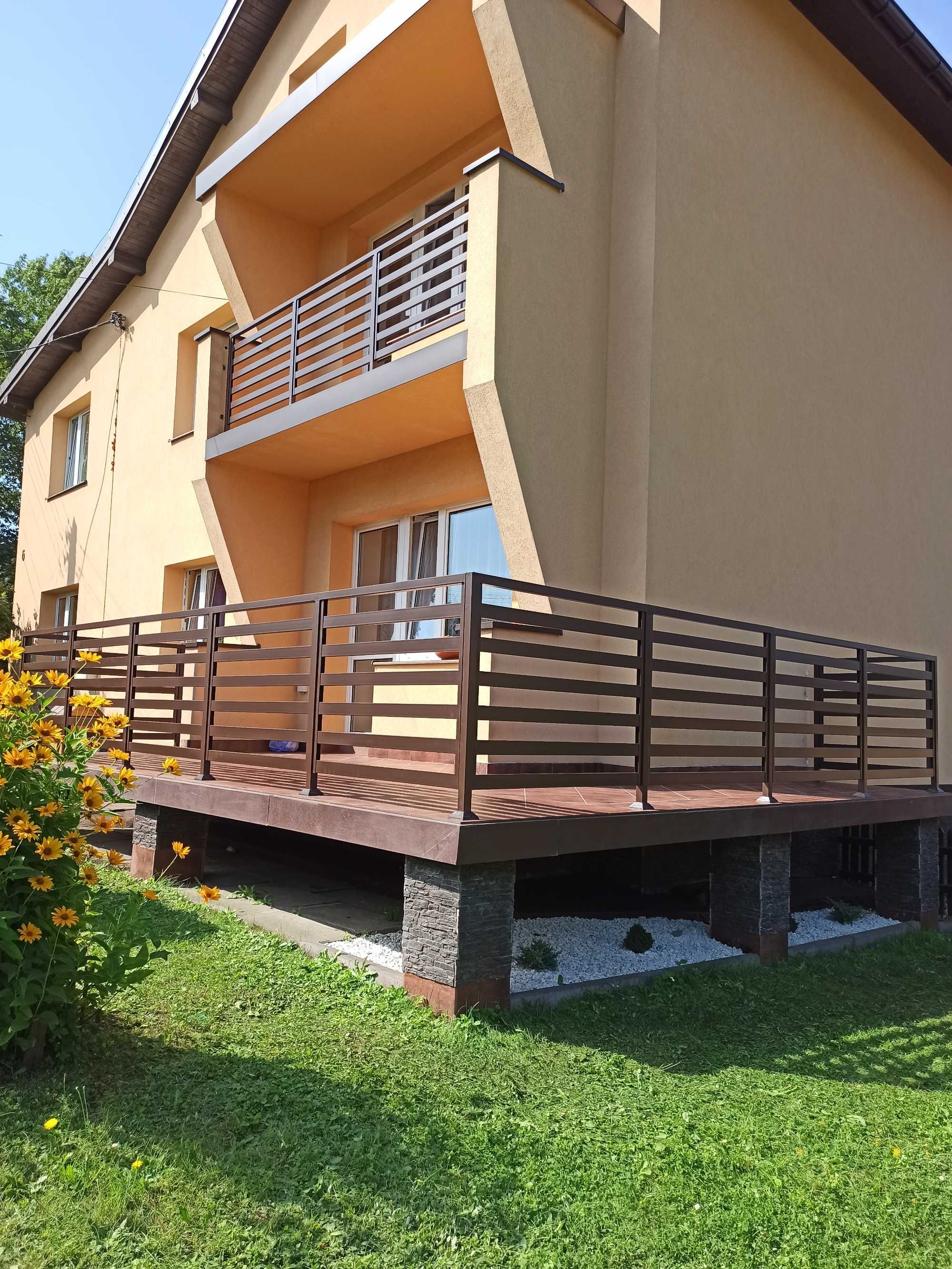 Balustrady szklane malowane proszkowo panelowe balkony ocynk barierka