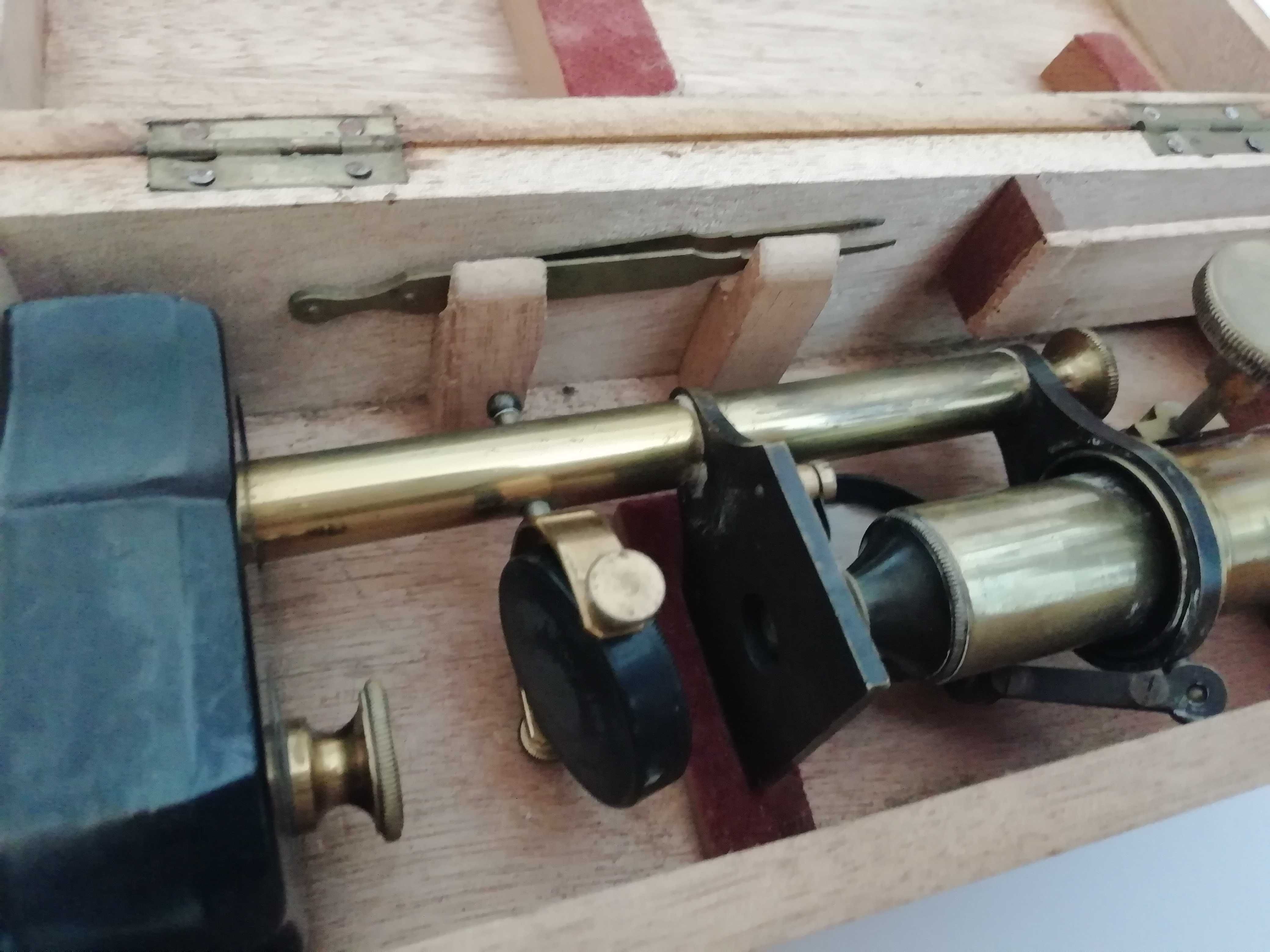 Microscópio na sua caixa de madeira - Sec XIX