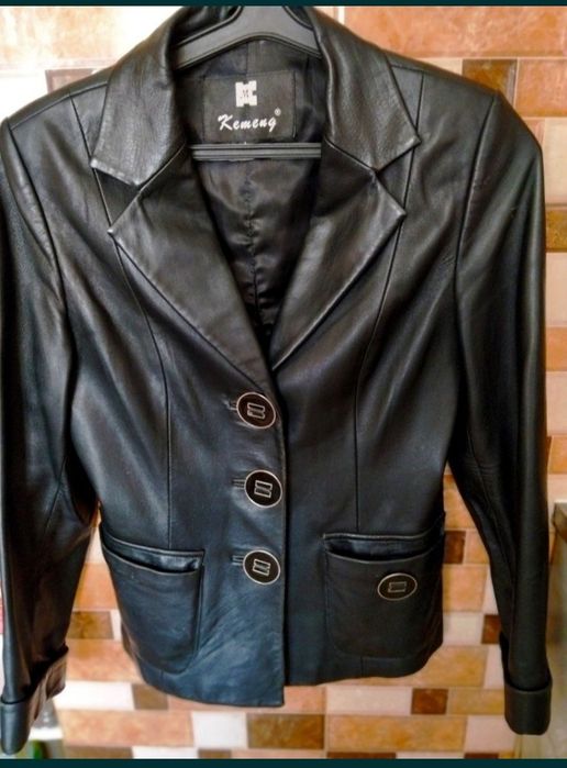 Шкіряна жіноча курточка, косуха.