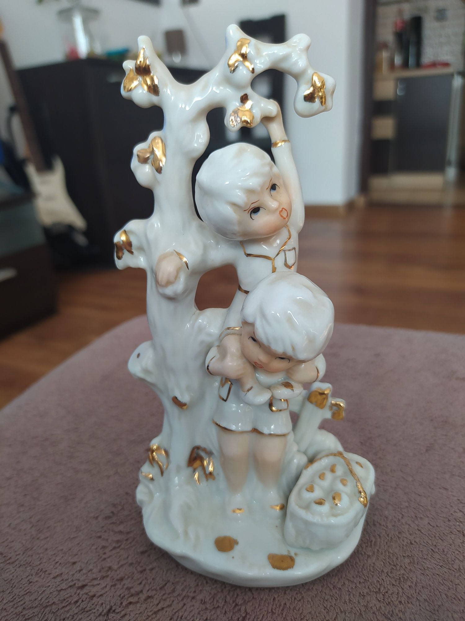 Porcelanowa figurka dzieci na konarze