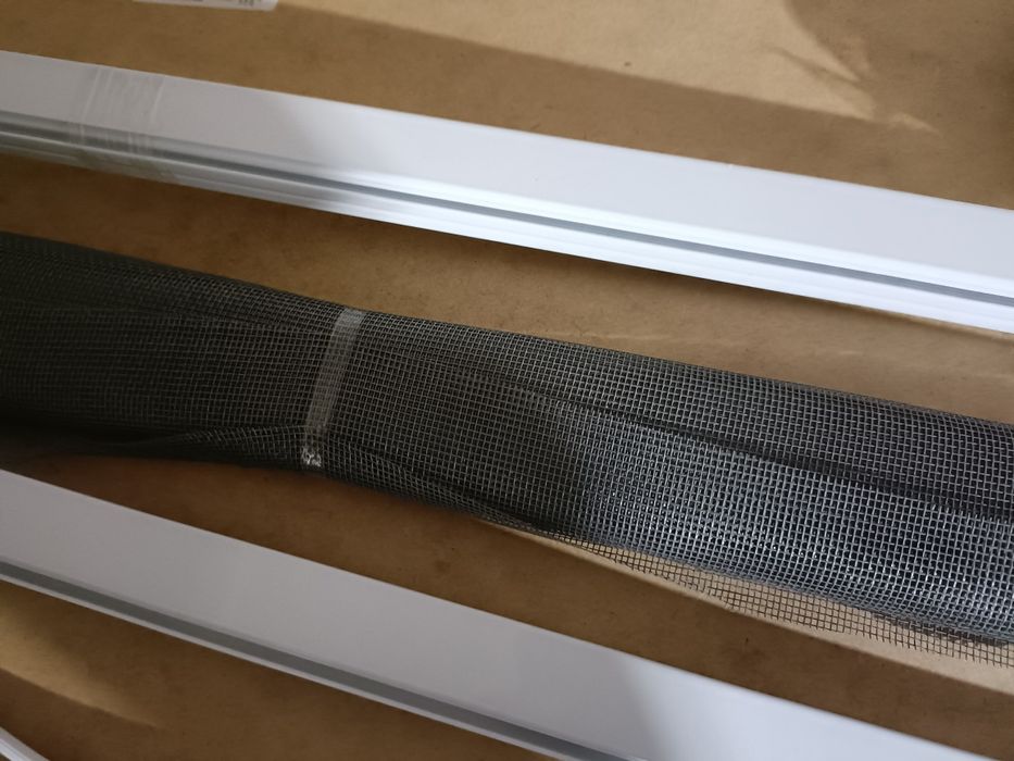 Moskitiera okienna aluminiowa biała z czarnym materiałem 80x100