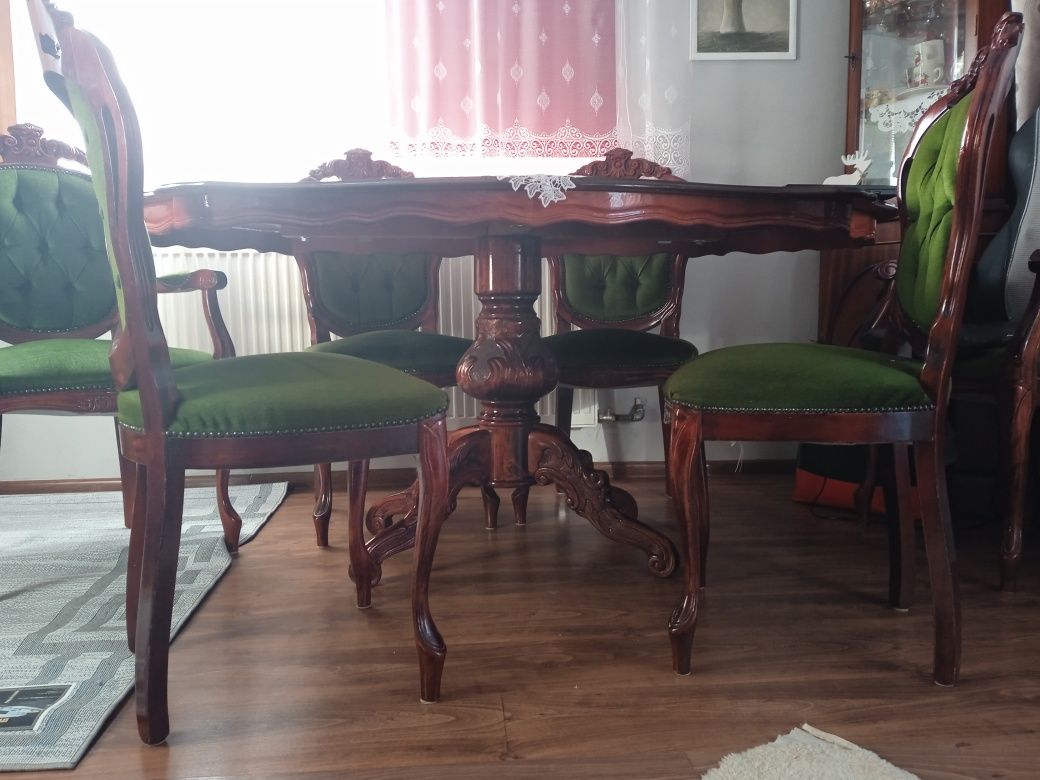 Sprzedam stół drewniany zdobiony z 6 krzesłami komplet