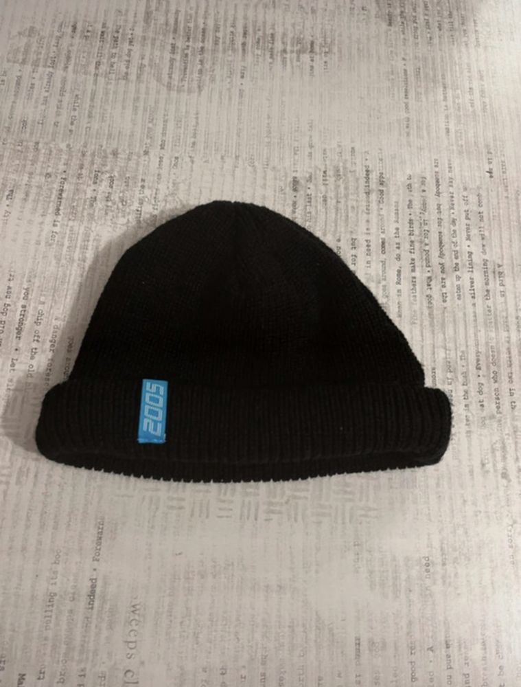 czarna czapka 2005