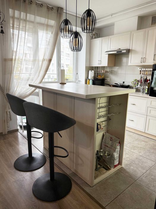 Кухонний острів, обідній стіл, барна стійка