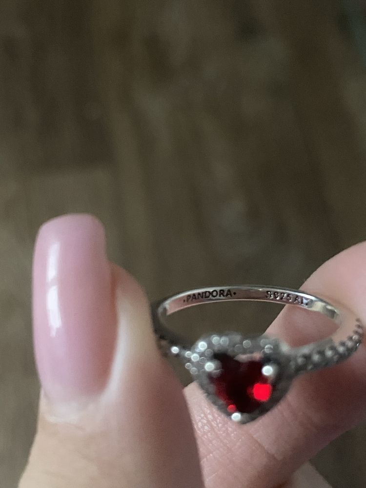 серебряное кольцо пандора красное сердце