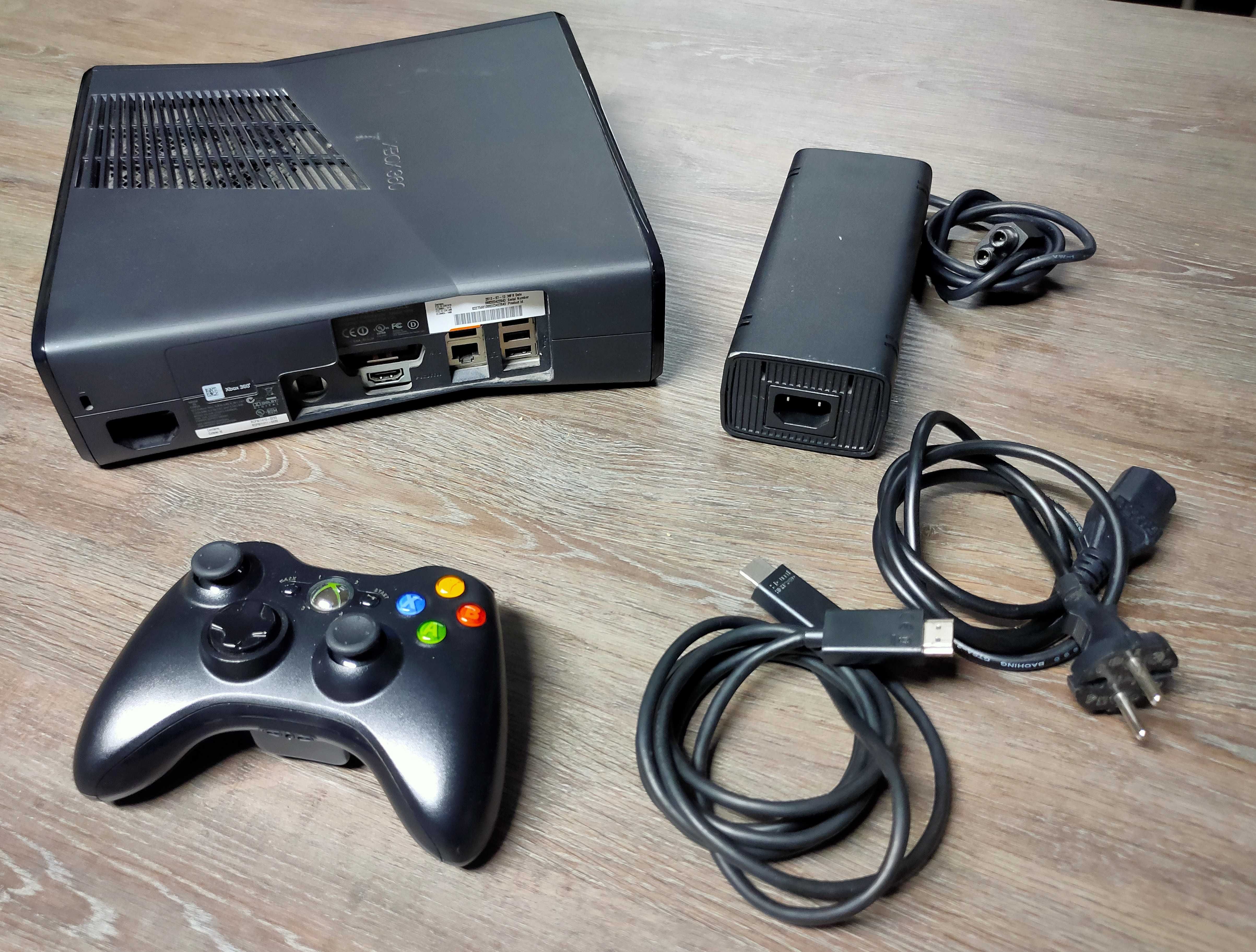 Konsola Xbox 360 slim 250Gb  z  pad bezprzewodoweem