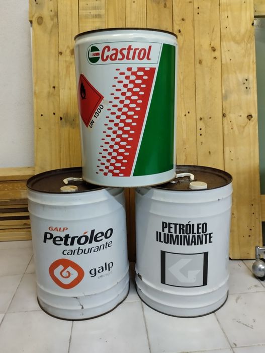 3 latas antigas, óleo e carburante