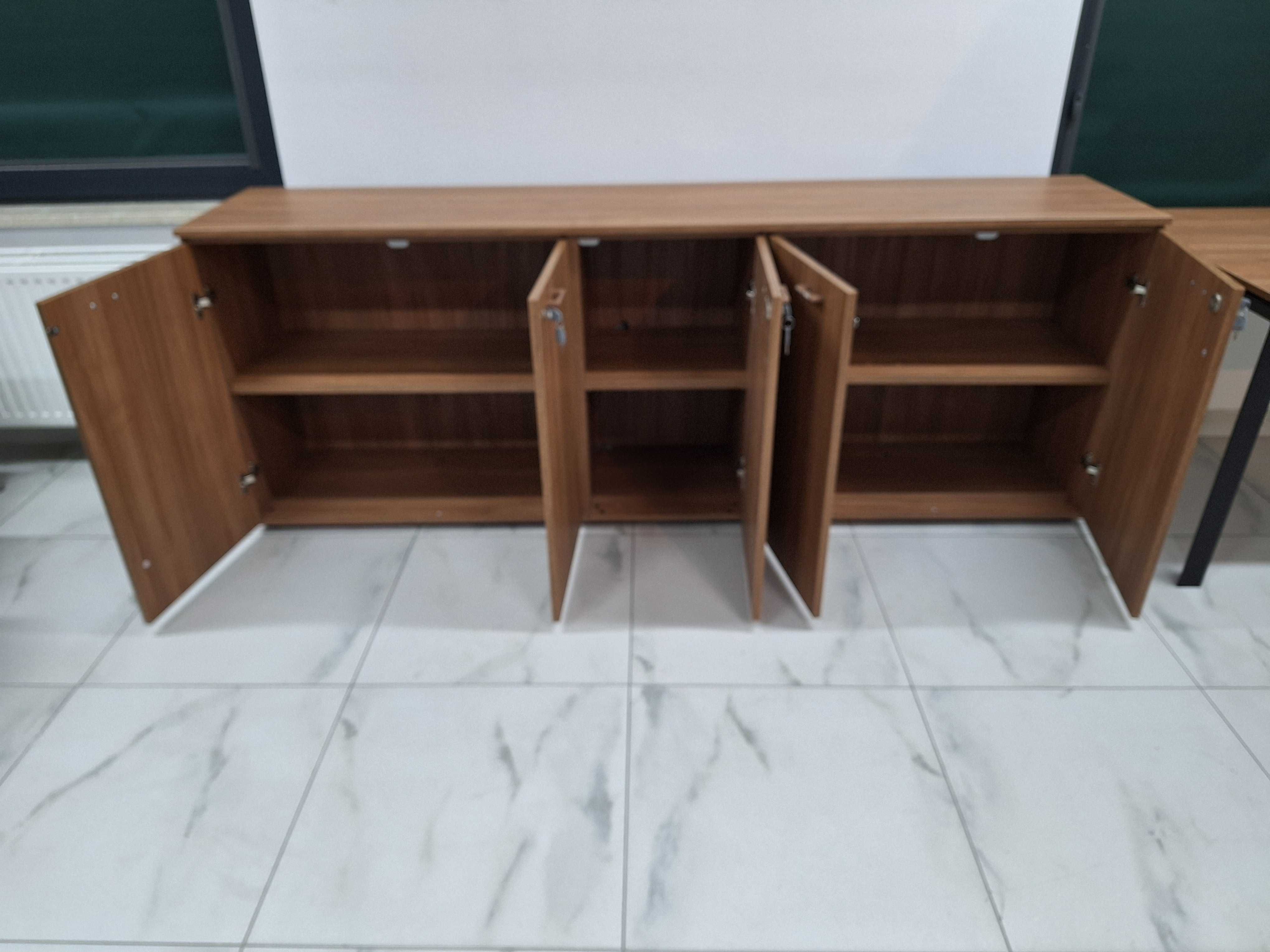 Szafa niska z drzwiami i zamkiem w kolorze orzech 225 x 46,3 x 81,5