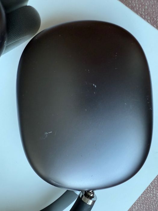 Uszkodzone AirPods Max Apple