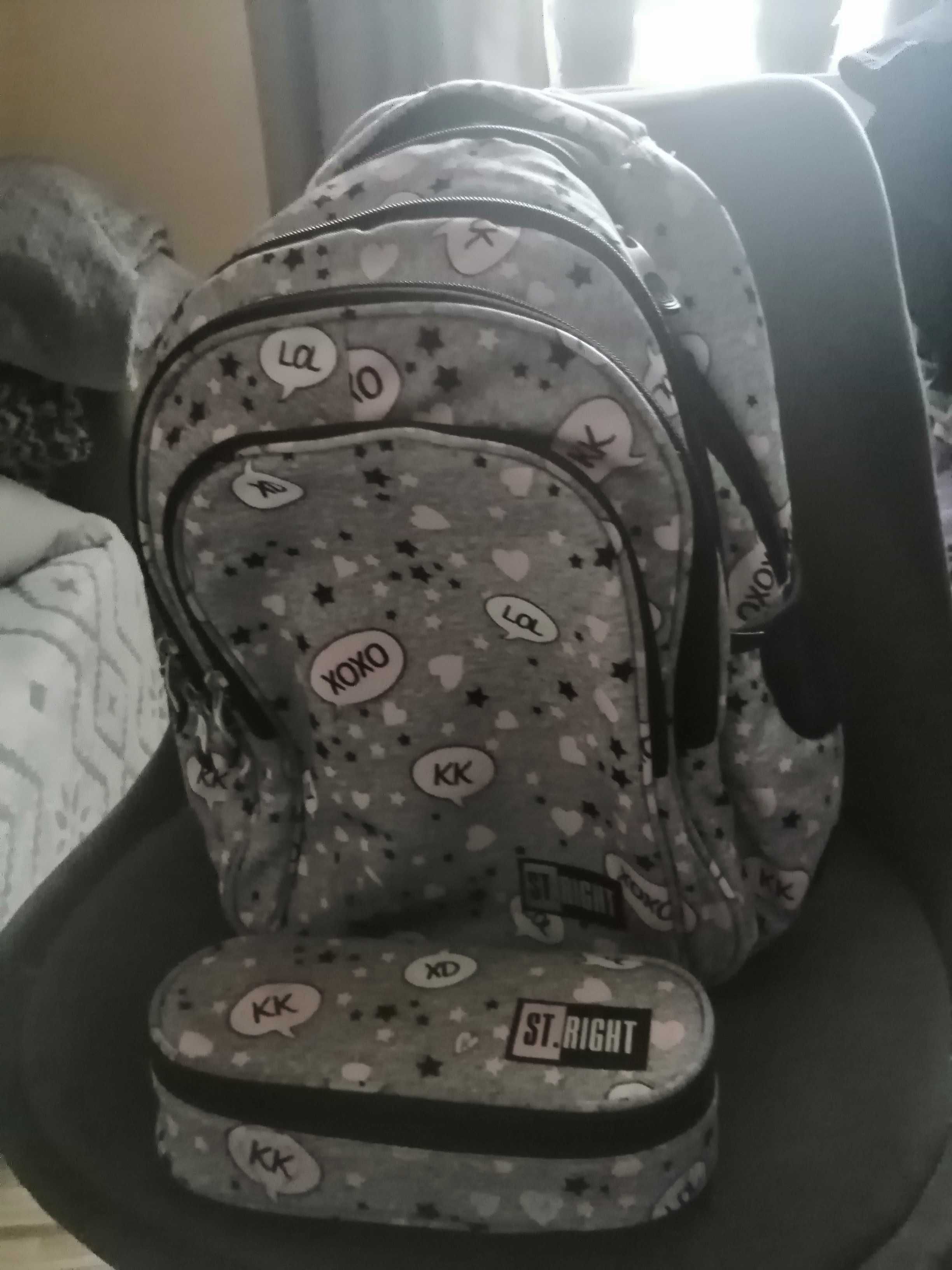 Plecak z profilowanymi plecami i piórnikiem