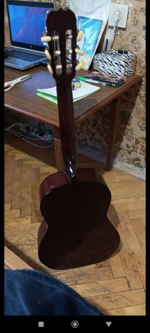 Гітара Hohner зі столом і чохлом