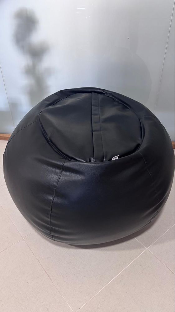 Puff preto com enchimento