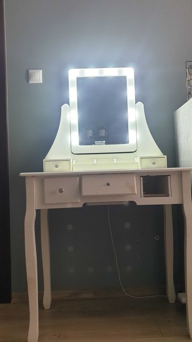 Toaletka z oświetleniem lustra