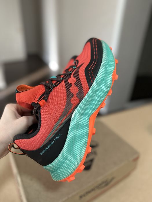 Чоловічі стильні спортивні нові кросівки Saucony Endorphin Trail